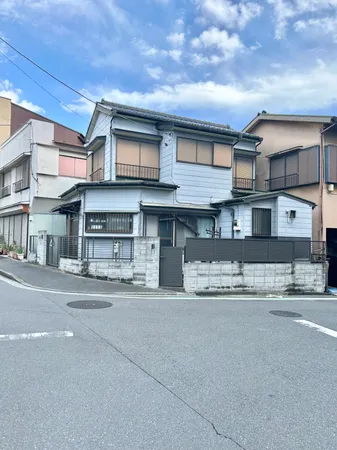 【現地土地写真】徒歩2分圏内にスーパーとコンビニが揃っています。急なお買い物にも便利な住環境です。