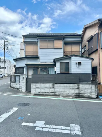 【現地土地写真】近隣商業地域に位置しています。現況古家がございます。お引渡し時期はご相談ください。