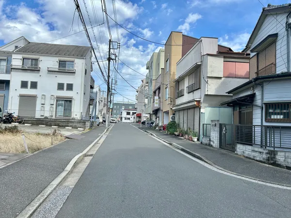 【前面道路含む現地写真】最寄り駅までは、ほぼ平坦な道のりでアクセスできます。ベビーカーやスーツケースを利用する際もスムーズに移動可能です。