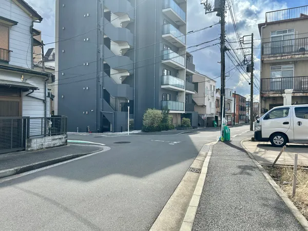 【前面道路含む現地写真】横浜市立太田小学校まで徒歩4分。通学に負担の少ない距離ですので、子育て世帯のご家庭にもおすすめです。