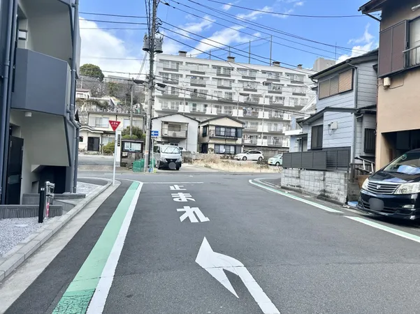 【前面道路含む現地写真】接道幅は、北側約5.2m・西側約5.0m。周囲には既に建物があり、近隣状況を考慮した設計が可能です。