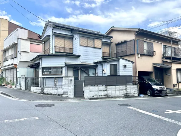 【現地土地写真】建ぺい率は80%、容積率300%です。建築可能な建物のボリュームなど、ご不明な点はお気軽にお問い合わせください。