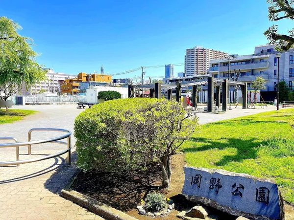 徒歩1分。花壇に植えられた色とりどりの花を楽しむことができます。ウォーキングコースによさそうです。