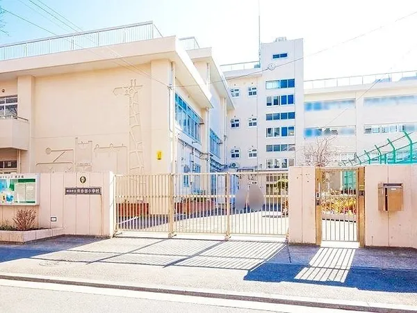 徒歩4分。お子様が6年間通学しやすい距離にあります。学校HPに授業風景が写真付きで掲載されています。