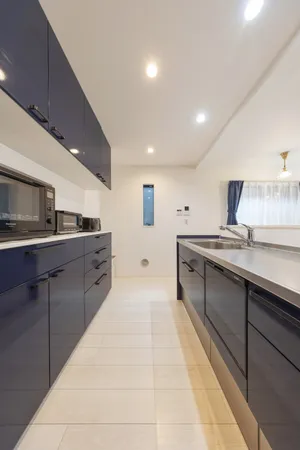 【キッチン】キッチンには換気のできる窓があり、調理中の匂いをダイニング側へ届きにくくしてくれます。※写真中の家具や家電は販売価格に含まれません。