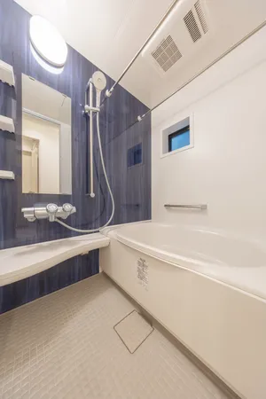 【浴室】清潔感のある浴槽で1日の疲れを癒していただけます。浴室乾燥機が搭載されていますので、天候や時間帯に関係なく洗濯物が気持ちよく乾かせます。