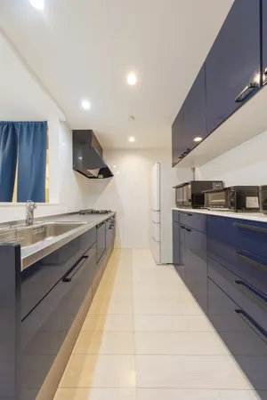 【キッチン】食器類をすっきりと収納できるカップボード付きです。調理家電置き場としてもご活用いただけます。※写真中の家具や家電は販売価格に含まれません。