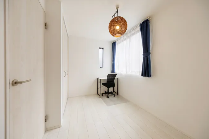 【洋室/約4.6帖】独立した洋室のため、集中しやすく、仕事部屋としても活用可能です。※写真中の家具や家電は販売価格に含まれません。