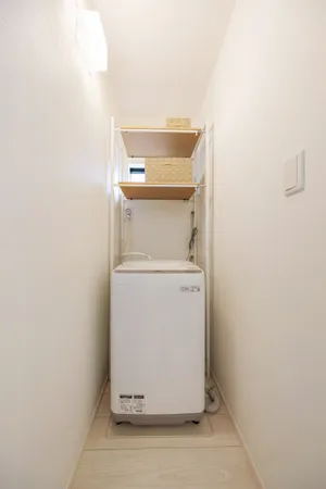 【洗濯機置き場】洗濯機置き場上には、洗剤ボトルなどが置ける可動棚が設けられています。※写真中の家具や家電は販売価格に含まれません。