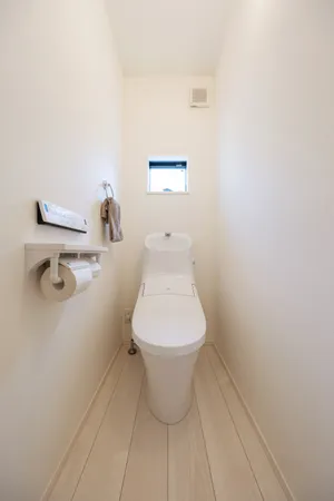 【トイレ】1階と3階にトイレが設けられています。窓が設けられていますので、換気が可能です。