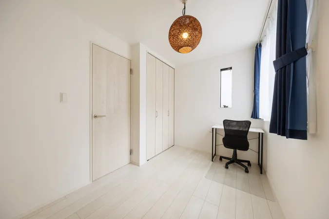 【洋室/約4.6帖】採光部分は腰高窓なので、家具の配置がしやすく、壁面を活かしたレイアウトが可能です。※写真中の家具や家電は販売価格に含まれません。