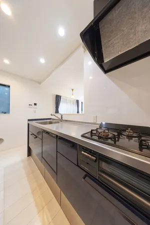 【キッチン】対面式です。ご家族・ご友人とコミュニケーションをとりながら料理が楽しめます。家事負担が軽減される、食器洗乾燥機付きです。