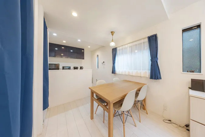 【LDK/約12.8帖】LDKは2階部分に設けられています。外からの視線が気になりにくく、ご家族一緒に、ゆったりと寛ぎのひと時をお過ごしいただけます。※写真中の家具や家電は販売価格に含まれません。