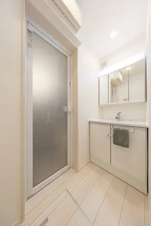 【洗面室】玄関近くに配置されています。帰宅後すぐに手洗い・うがいができるため衛生的です。