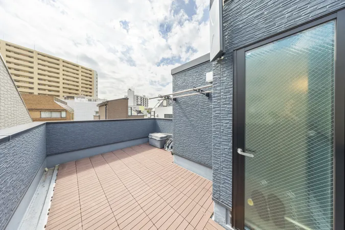 【バルコニー】ガーデニングやお子様のプール遊びなども楽しめるルーフバルコニーが設けられています。※写真中の家具や家電は販売価格に含まれません。