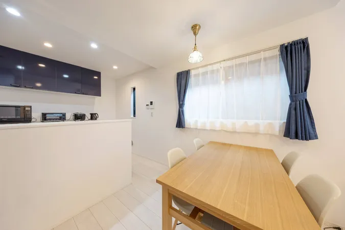 【LDK/約12.8帖】リビング・ダイニングには床暖房が搭載されています。空気を汚さず、足元から温めます。※写真中の家具や家電は販売価格に含まれません。