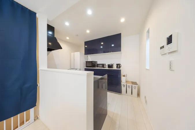 【LDK/約12.8帖】シンプルな内装なので、家具などのインテリアを楽しむことができそうです。※写真中の家具や家電は販売価格に含まれません。