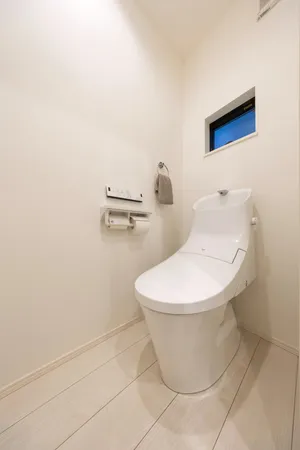 【トイレ】毎日快適にお使いいただける、温水洗浄便座付きのトイレです。ペーパーホルダー上のカウンターには、芳香剤など小物を置くことができます。