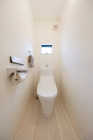 【トイレ】1階と3階にトイレが設けられています。窓が設けられていますので、換気が可能です。