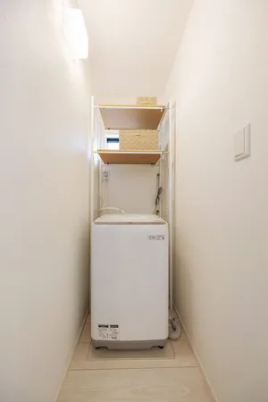 【洗濯機置き場】洗濯機置き場上には、洗剤ボトルなどが置ける可動棚が設けられています。※写真中の家具や家電は販売価格に含まれません。