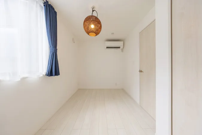 【洋室/約4.6帖】洋室にはクローゼットが備わっているので、スッキリとお部屋を片付けられます。※写真中の家具や家電は販売価格に含まれません。