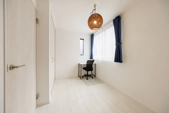 【洋室/約4.6帖】独立した洋室のため、集中しやすく、仕事部屋としても活用可能です。※写真中の家具や家電は販売価格に含まれません。