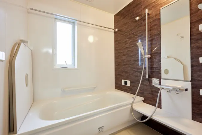 【浴室】重厚感のあるアクセントパネルが施された浴室。窓があるのでこまめな換気が可能で、湿気を溜め込まず快適にお使いいただけます。