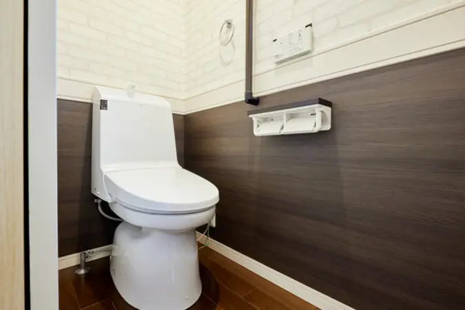 【2階トイレ】温水洗浄便座付きのトイレ。壁付けリモコンが設置されているので、操作がしやすいです。