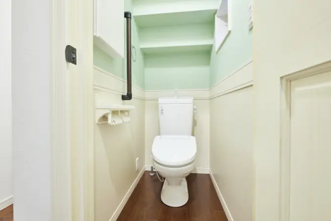 【1階トイレ】清潔にご使用いただける、温水洗浄便座付きです。収納棚付きなので、トイレットペーパーや掃除用品などを収納していただけます。
