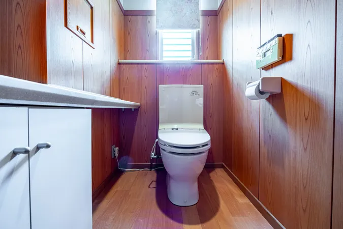 【トイレ】温水洗浄便座付きのトイレです。壁付けリモコンが設置されているので、操作がしやすいです。