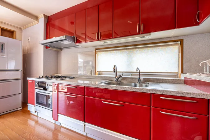 【キッチン】キッチンには自然換気のできる窓があり、調理中の匂いをダイニング側へ届きにくくしてくれます。※家具・調度品は売買対象に含みません。