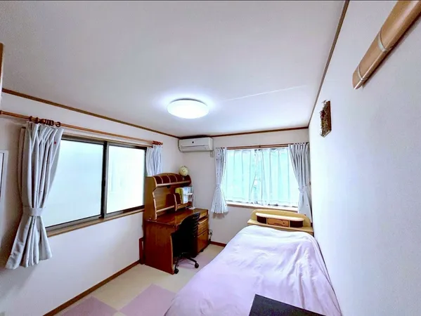 洋室（約6.0帖）は遮る建物もなく、陽当たり良好なお部屋です。