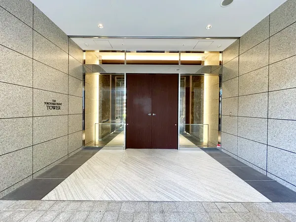 【エントランス】重厚感のある扉が設けられた、美しく魅力的なエントランスです。入り口から洗練されたデザインが採用されています。