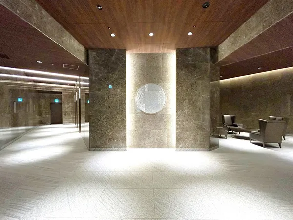 【エントランス】イスとテーブルが置いてあり、待ち合わせなどに便利なエントランス。おしゃれな空間です。