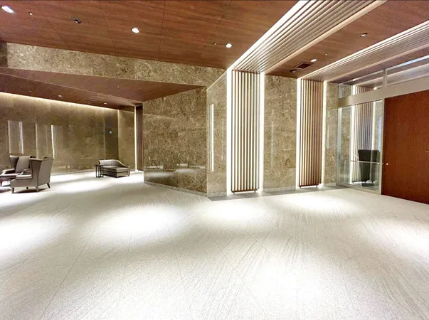 【エントランス】ホテルのような広々としたエントランス。清掃が行き届き、共用部は綺麗に保たれています。