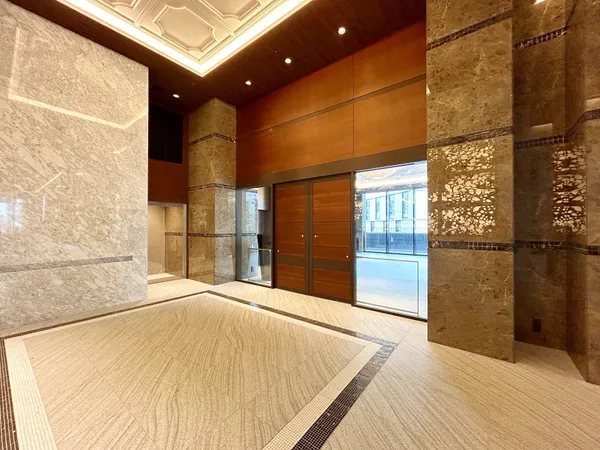 【ロビー】重厚感と軽快さを融合させた外観デザインが魅力のマンションです。交通アクセス・周辺環境を含め、ご検討ください。