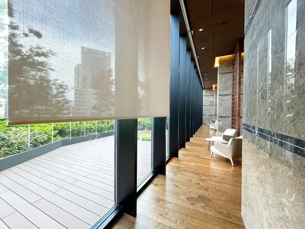 【ロビー】テラス側には大きな窓が設けられており、開放感があります。溢れる陽光と心地よさを、ぜひ現地でご体感ください。