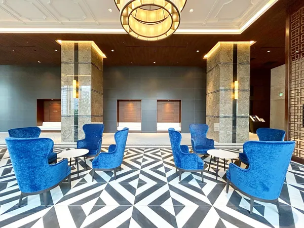 【ロビー】光が差し込む、明るい空間。ご家族との待ち合わせや住民同士のおしゃべりなどにおすすめです。