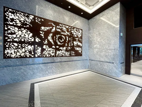 【エントランス】JR各線他「横浜」駅徒歩3分の立地です。多彩で豊富な共用施設・コンシェルジュサービスが利用できます。(※一部有料)