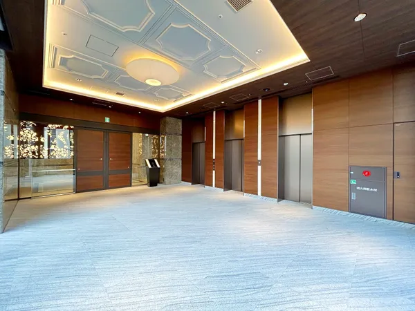 【エントランス】落ち着いたトーンで重厚感があります。清潔感があり、段差がなく、フラットなエントランスです。