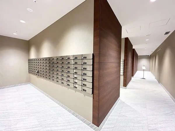 【集合ポスト】エントランスにポストがあるので、住民以外の人が住戸に近づきにくく、防犯対策に有効です。