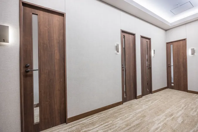 共用部には鍵付きの個室が6部屋設けられており、リモートワークや勉強など多目的にご利用いただけます。落ち着いた内装と明るい照明で、集中できる環境が整っています