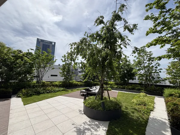 キッズスペース、パーティラウンジからつながる「テラスラウンジ」大きな樹木と四季折々の草花が溢れ、癒しの空間です