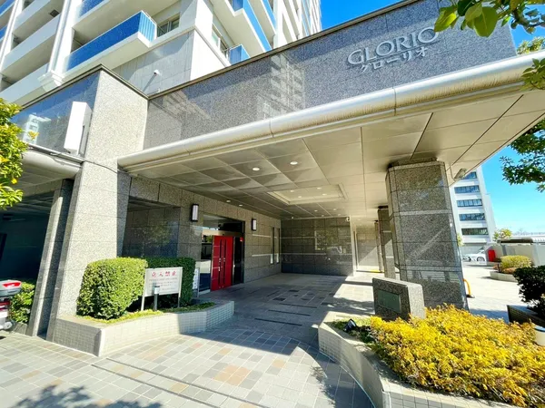 【エントランス外観】住居専用エントランスには車寄せのスペースをご用意。送迎車等の乗降をスムーズに行えます。