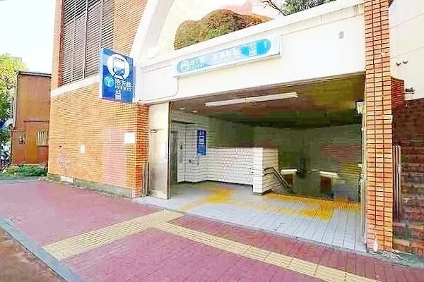 徒歩5分。