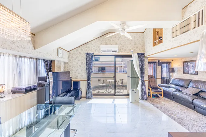 3階リビングダイニング　※写真中の家具・家電・調度品は販売価格に含まれません。