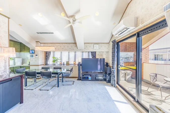 3階リビングダイニング　※写真中の家具・家電・調度品は販売価格に含まれません。