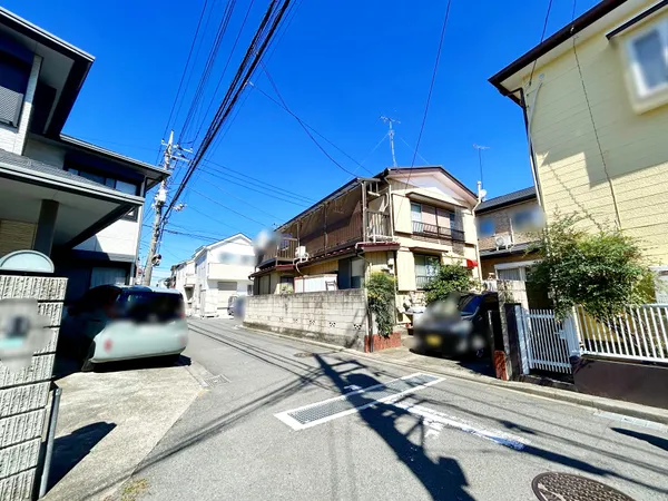 南側道路方向は通り抜けているため日照良好です