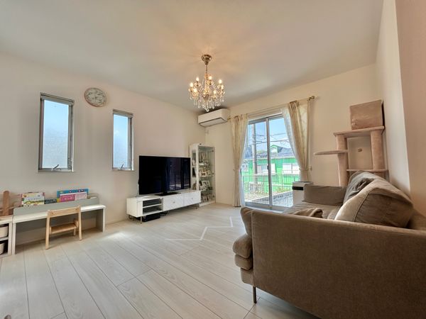 日野中央3丁目 戸建 リビング