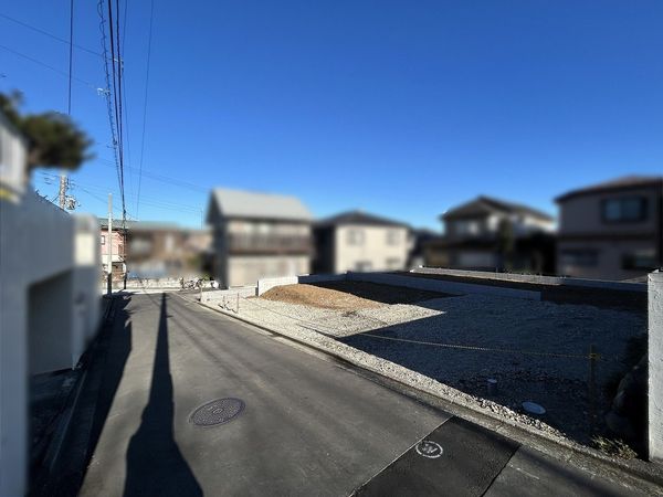 岡津町(新築戸建)2号棟 前面道路含む外観 岡津町(新築戸建)2号棟 前面道路含む外観